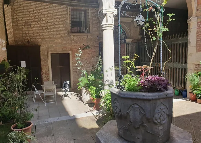 Al Mezzanino, Palazzo Torniello